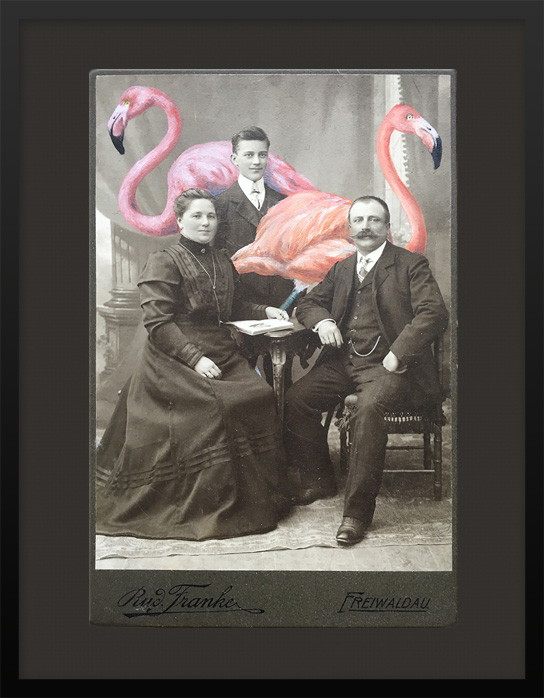 Photographie einer Familie mit zwei gemaltem Flamingos im Hintergrund