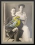 Photographie eines Paars mit gemaltem Girlitz Vogel Portrait auf dem Schoß