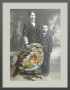 Photographie von Frau mit Kind und gemaltem Rotkehlchen Vogel Portrait