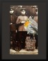 Photographie von Soldaten mit Rotkehlchen Vogel Portrait auf einem Schild