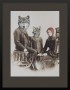 Photographie einer Familie mit gemalten Portraits zweier Wölfe Tier Portrait und sitzender Dame mit Rotkäppchen