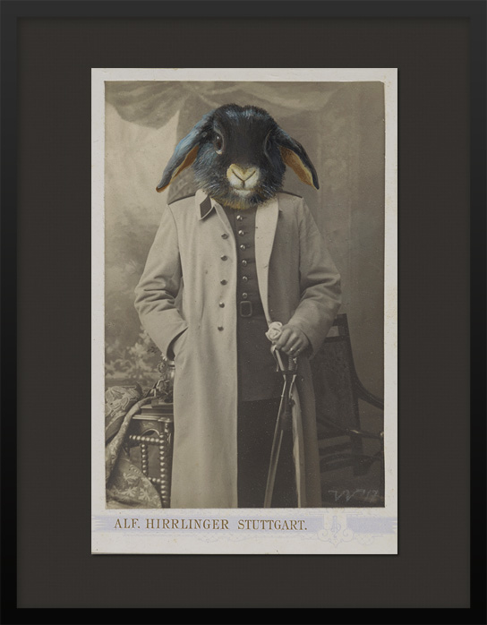 Photographie eines Soldaten mit übermaltem Kaninchen Zwergwidder Tier Portrait