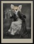 Photographie einer sitzenden feinen Dame mit übermaltem Chihuahua Hund Tier Portrait